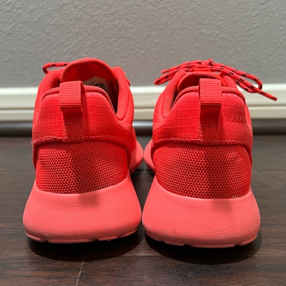 Nike Roshe Run Hyperfuse Laser Crimson (GS) Sneakers - Picture 2 of 5